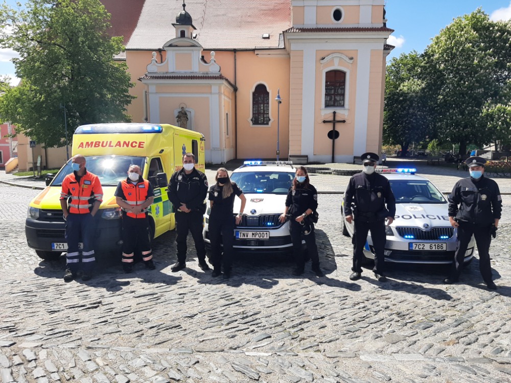 Záchranáři vzdali houkáním hold zdravotním sestrám